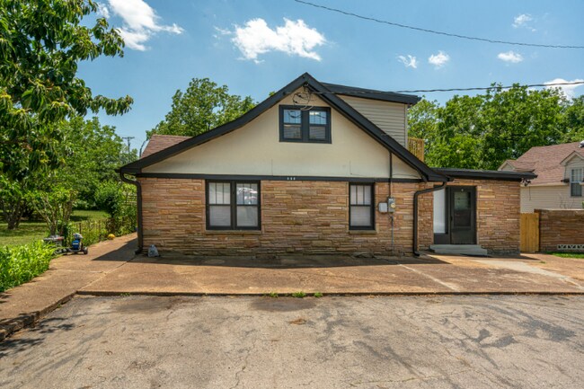 Foto del edificio - 600 Larkin Springs Rd