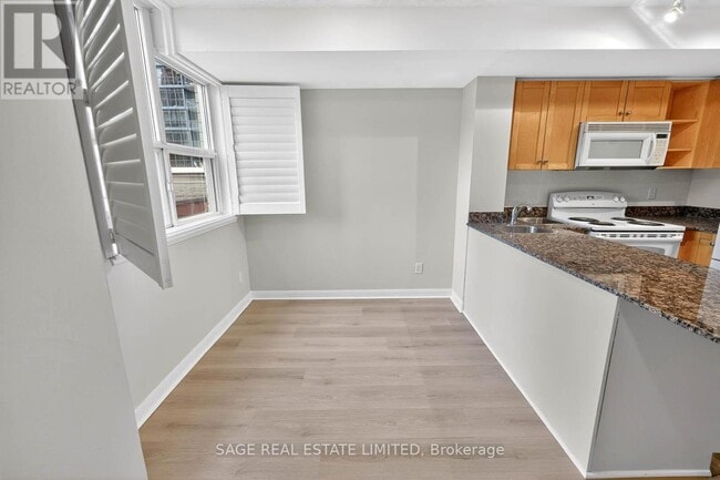 Building Photo - 323 Richmond St E