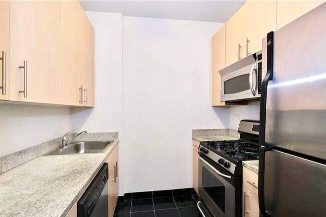 Building Photo - Spacious & Sunny Studio in Financial Distr...
