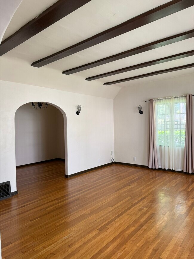 Sala de estar convertida en comedor - 795 N 2nd St