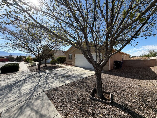 Foto del edificio - 3 Bedroom Single Story Home Available Near Unser Blvd NW & Irving Blvd NW