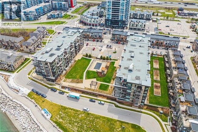 Building Photo - 10 Esplanade Ln