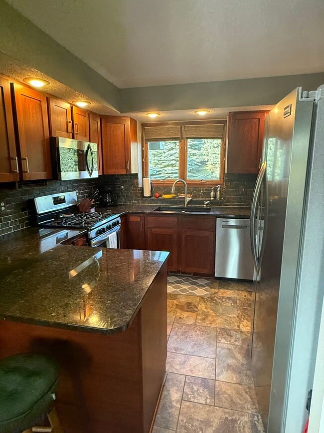Building Photo - Rent: $2300; 3 Bed