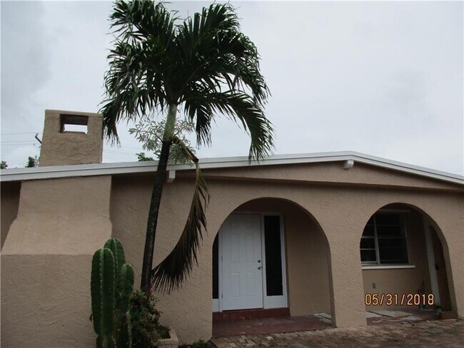 Building Photo - 1520 NE 43rd St