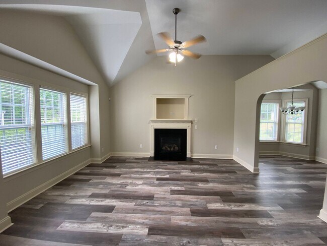 Building Photo - 4 bedroom with garage home in Fuquay Varina