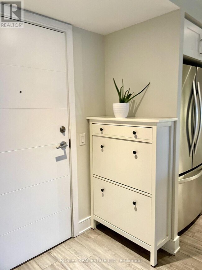 Building Photo - 525 Adelaide St W