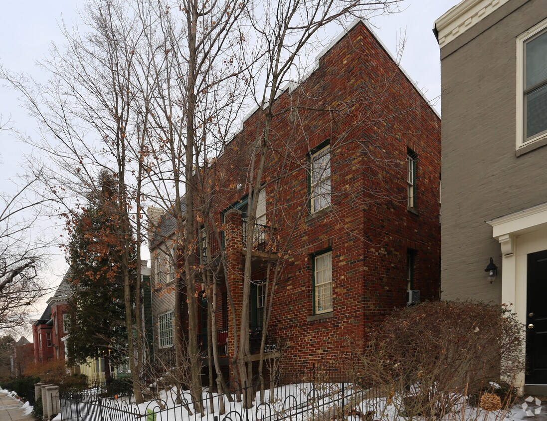 Building Photo - 611 A St NE