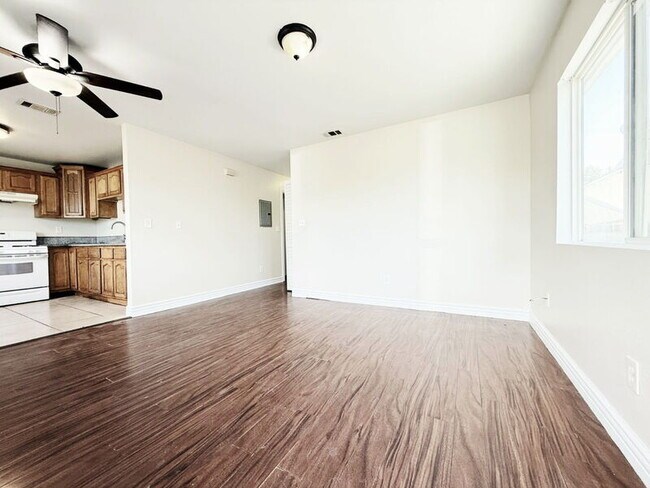 Building Photo - 844 W 54th St