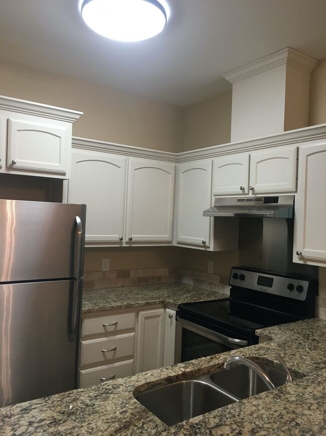 Building Photo - 115 Pinebrook Pl