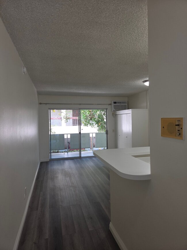 Building Photo - 160 S El Molino Ave