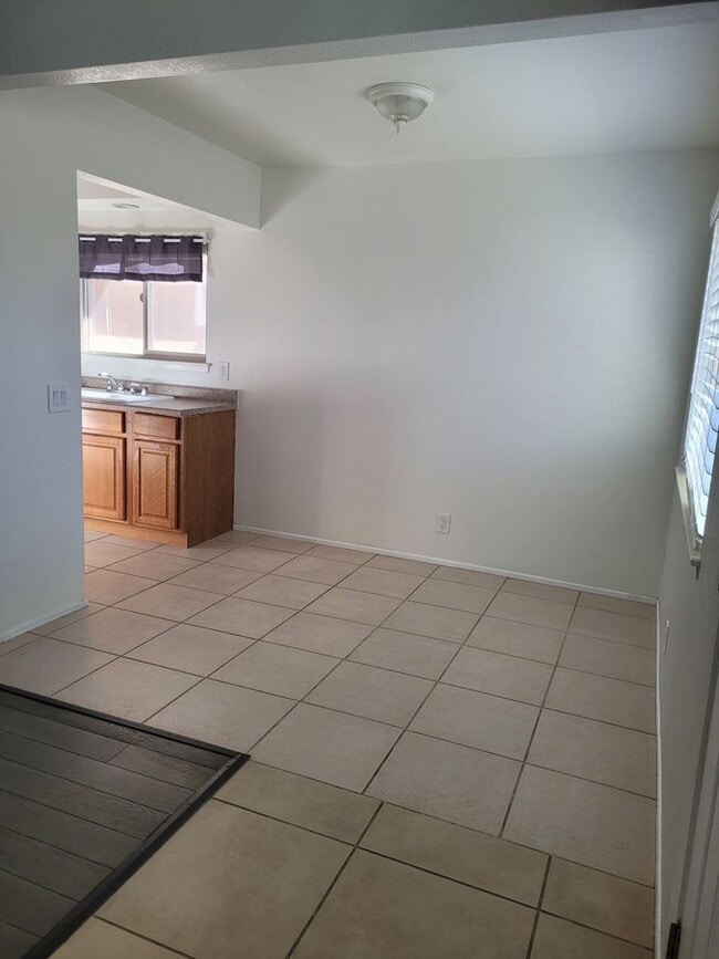 Building Photo - Great two bedroom/one bath in town!