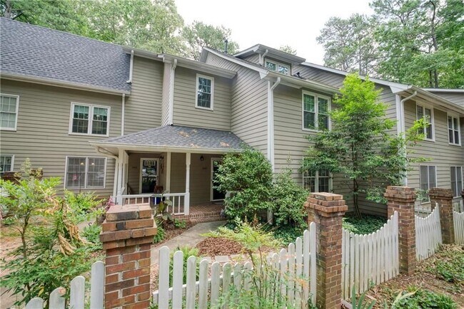 Foto del edificio - 1445 Oakridge Cir
