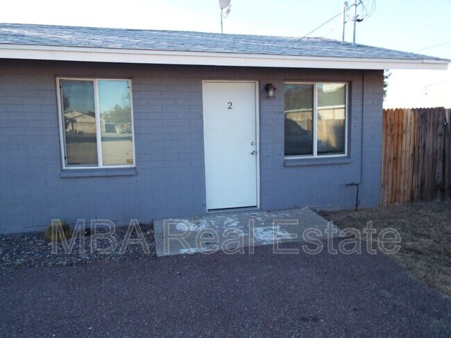 Building Photo - 917 E Dunlap Ave