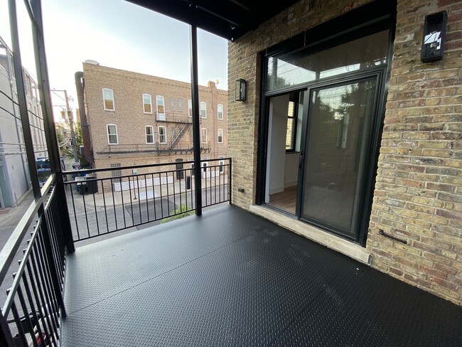 Building Photo - 1900 W North Ave