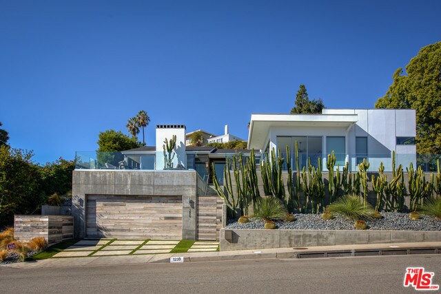 Building Photo - 1239 Las Pulgas Rd