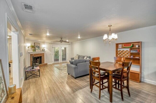 Foto del edificio - 814 Jamestown Ct