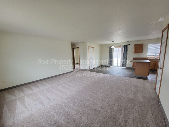 Foto del edificio - 6321 Thistledown Dr