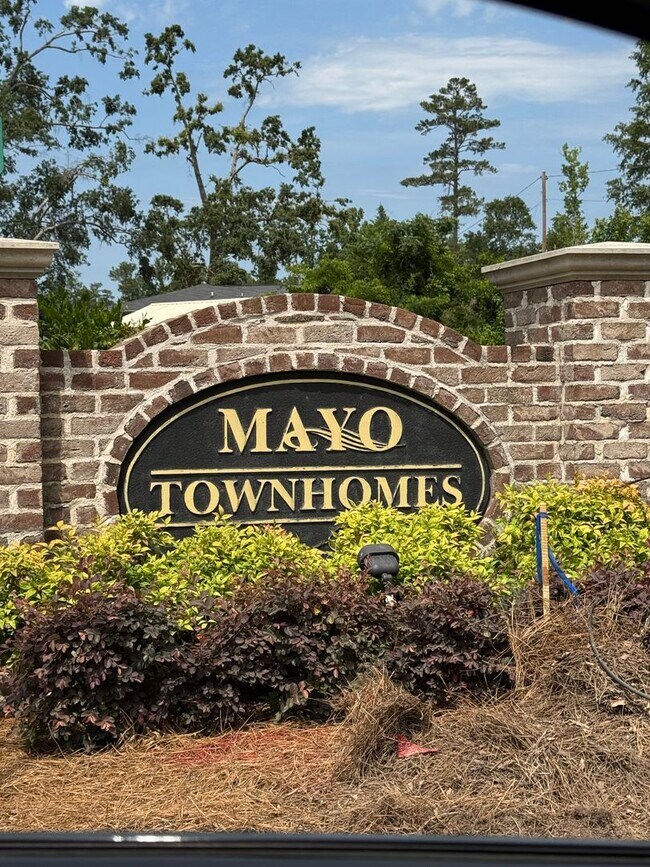 Foto del edificio - GORGEOUS EXECUTIVE TOWNHOME IN GATED COMMU...