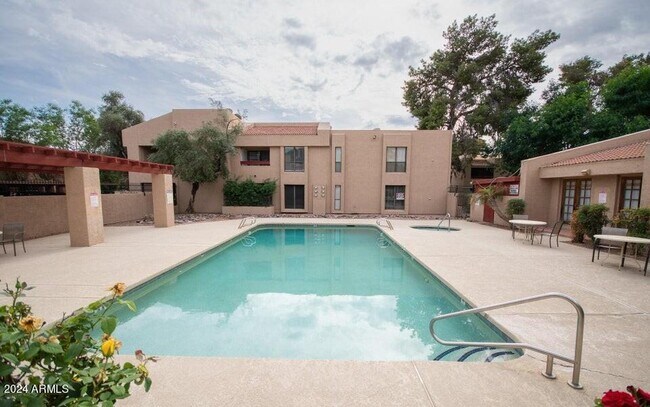Building Photo - 3131 W Cochise Dr