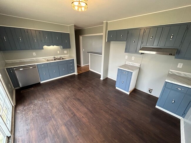 Building Photo - 3 bedroom, 1 bathroom home only minutes away from the Ford plant in Glendale!