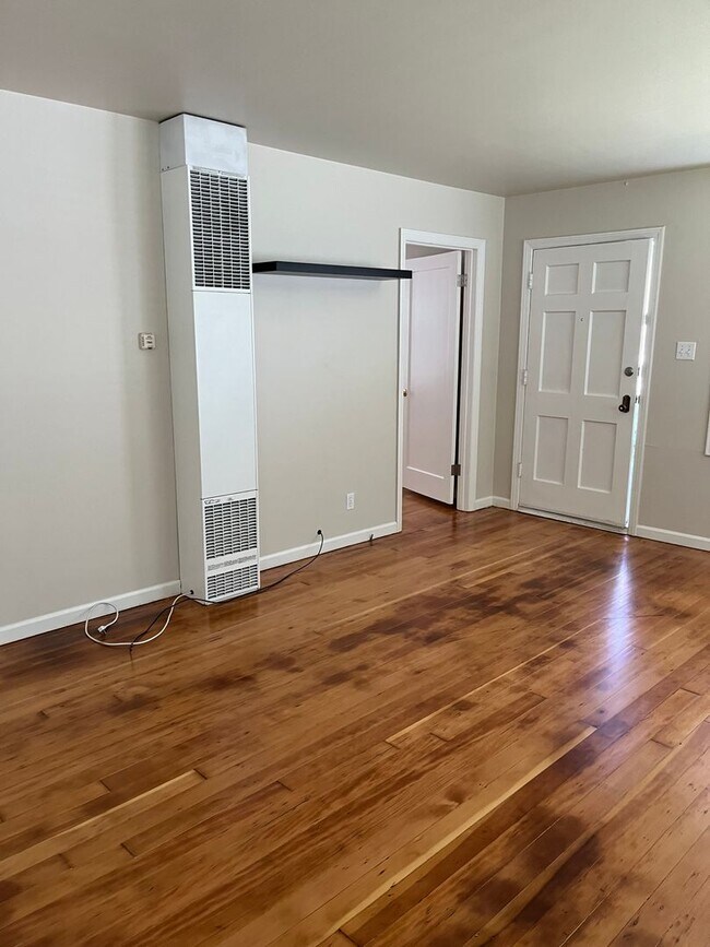 Building Photo - 1 Bedroom / 1 Bathroom Duplex in Old South...