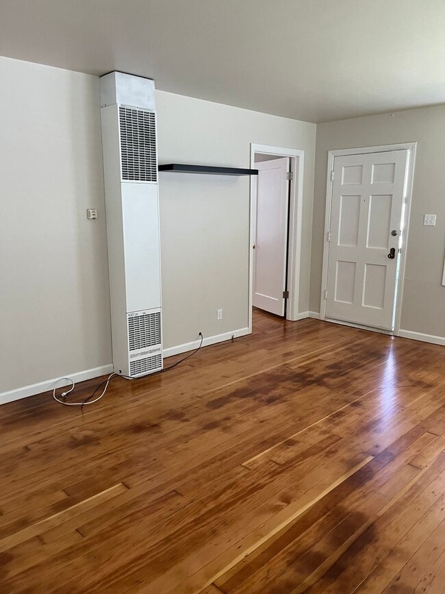 Building Photo - 2 Bedroom / 1 Bathroom in Old Southwest Reno