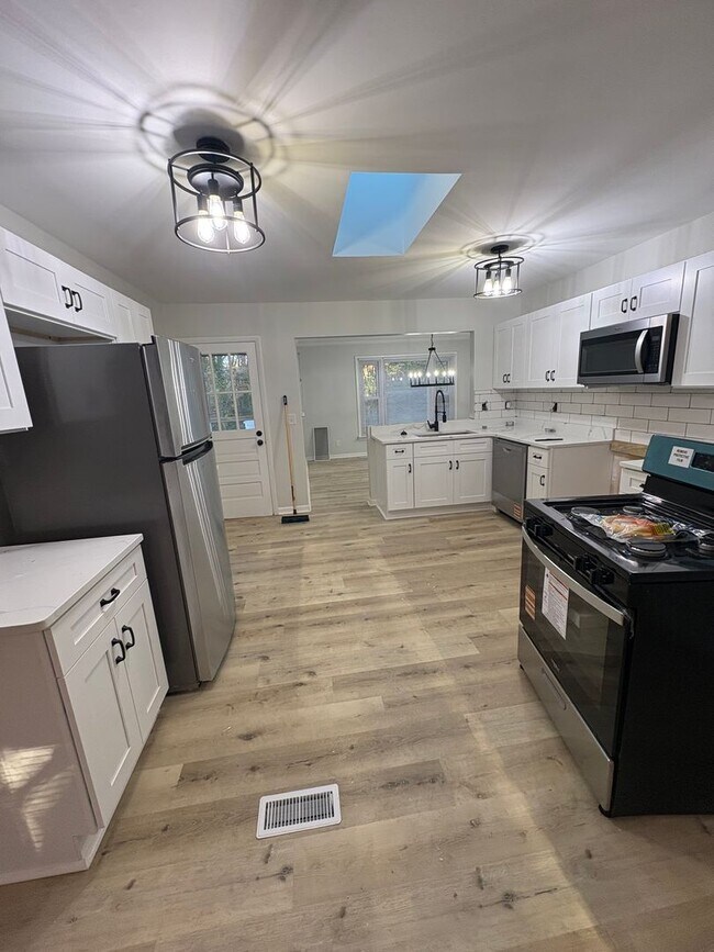 Building Photo - 3 bedroom/ 2 bathroom Newly renovated sing...