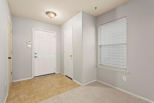 Foto del edificio - 1614 Wooded Acres Dr