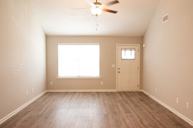 Foto del edificio - Fantastic, end-unit townhome in desirable Shelton Crossing!