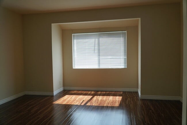 Building Photo - Menlo Apartments