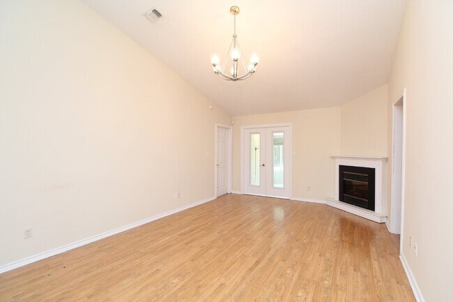 Foto del edificio - Beautiful 3 bedroom 2 bathroom brick-faced...