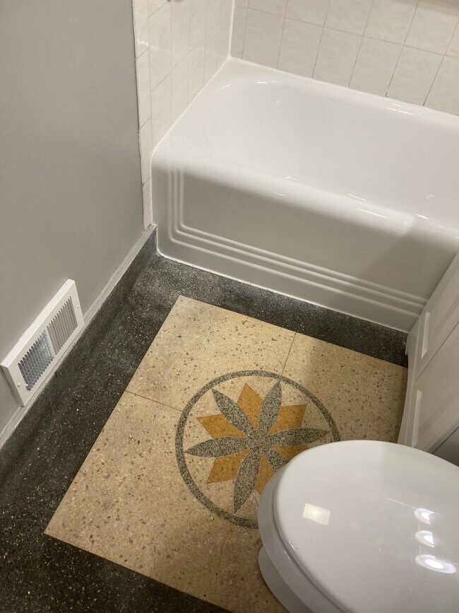 baño - 2319 W 25th St