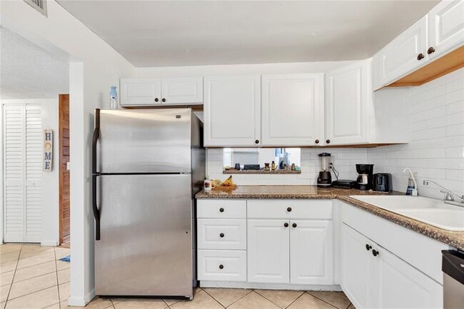 Building Photo - 6850 Royal Palm Blvd