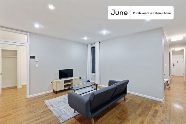 Foto del edificio - Private bedroom in 4 bed/1 bath Home