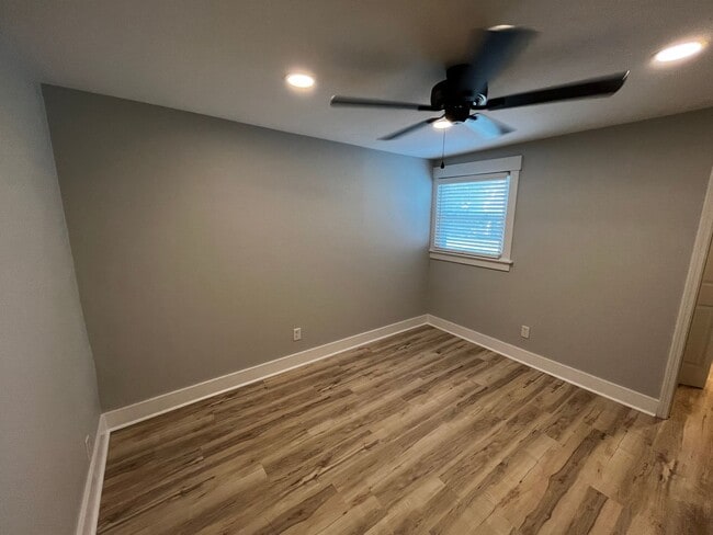 Building Photo - 4Bed/3Bath Renovated Student friendly housing