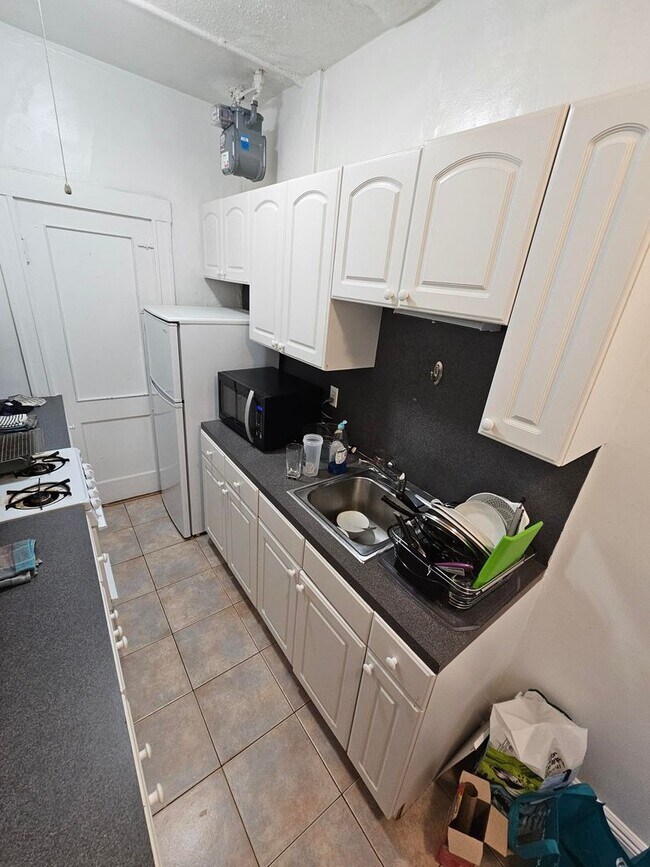 Building Photo - Charming 1 Bedroom