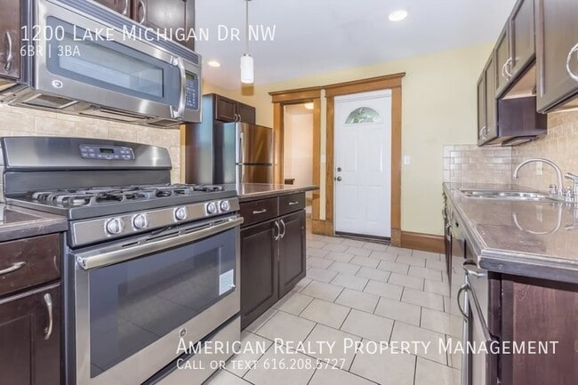 Foto del edificio - 1200 Lake Michigan Dr NW