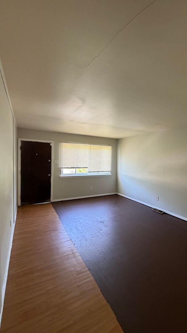 Building Photo - Lovely 3 Bedroom, 1 Bathroom Home