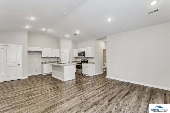 Building Photo - Newer 3 bedroom 2 bath Duplex in Goddard