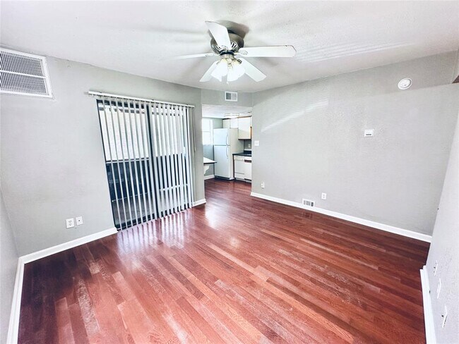Foto del edificio - 2500 Burleson Rd