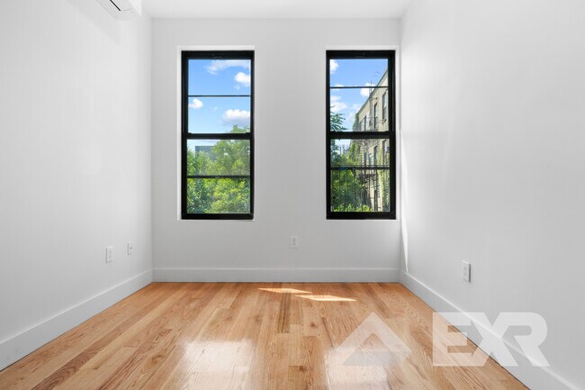 Foto del edificio - 236 Montrose Ave