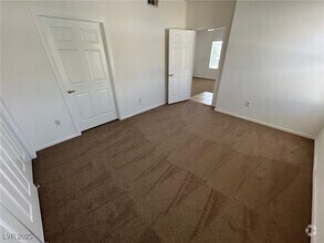 Building Photo - 3400 Cabana Dr
