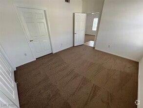 Building Photo - 3400 Cabana Dr