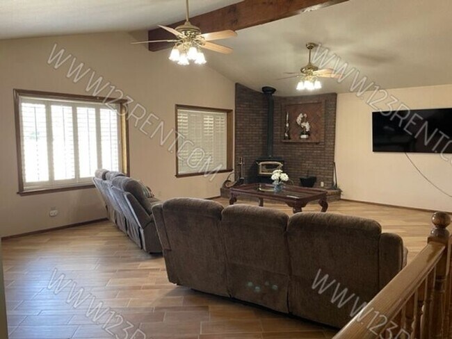 Foto del edificio - WEST PALMDALE 3BD/2BTH RANCH HOME