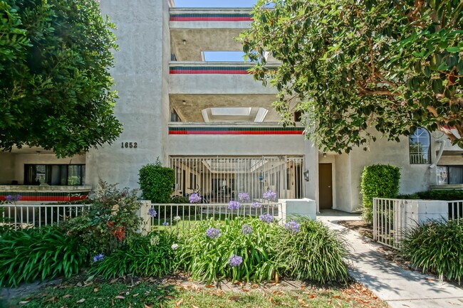 Building Photo - 1652 W 204th St