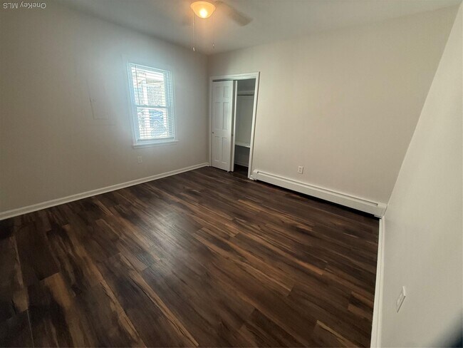 Foto del edificio - 353 E Market St