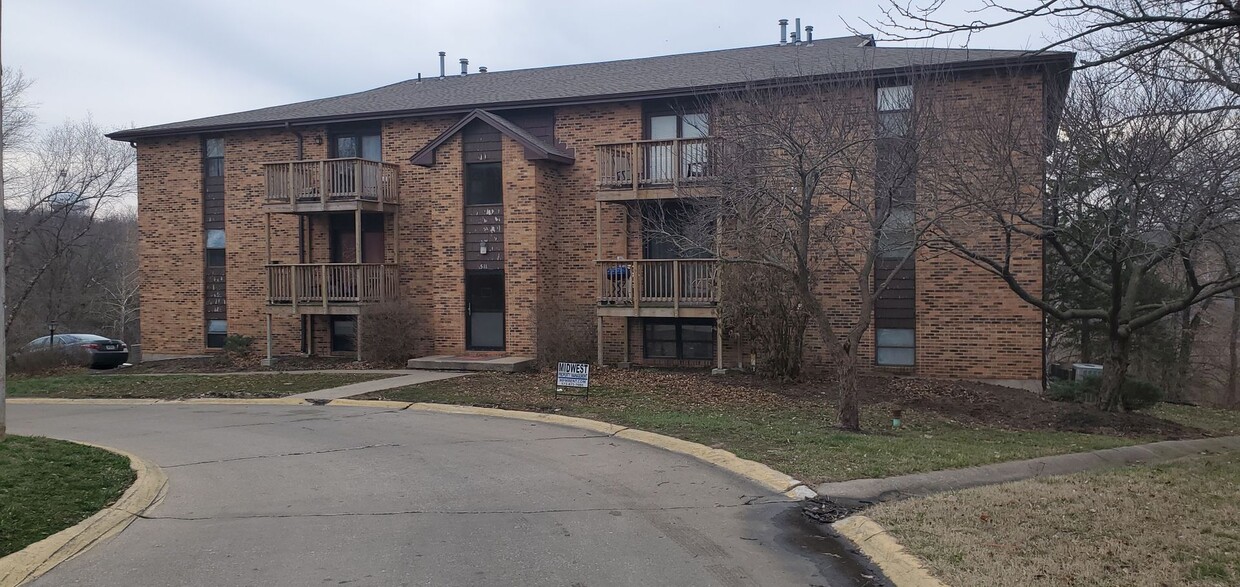 Primary Photo - 2 bd, 2 ba top level Smithton condo, E Col...