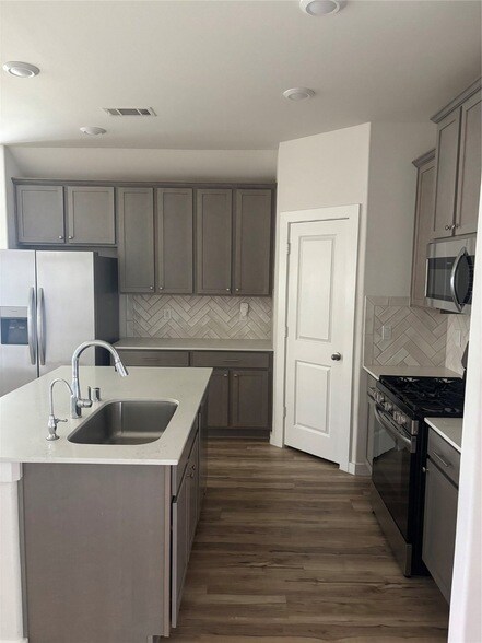 Foto del edificio - 19192 Cedar Lennox Cir