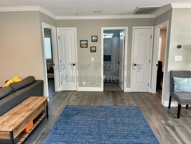 Building Photo - Beautifully updated 3 Bed / 2 Bath / 1,584...