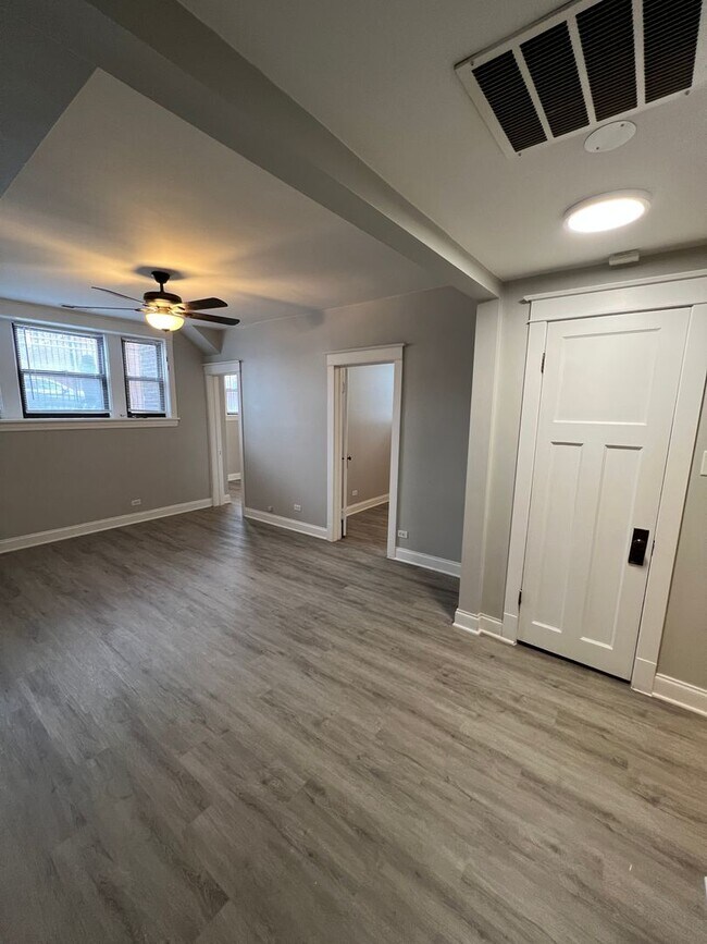 Building Photo - 3614 N Paulina St